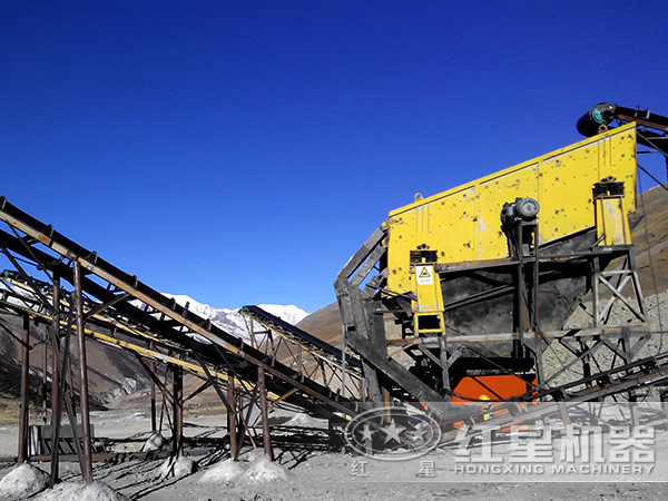 振動(dòng)篩工作現(xiàn)場(chǎng) 振動(dòng)篩工作現(xiàn)場(chǎng)