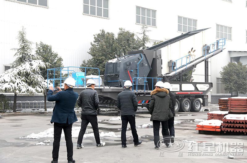 用戶(hù)來(lái)廠考察移動(dòng)制砂機(jī) 用戶(hù)來(lái)廠考察移動(dòng)制砂機(jī)