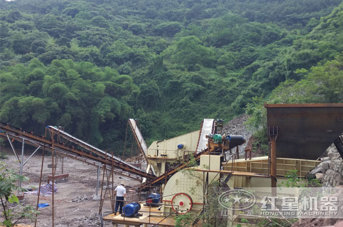 重錘式破碎機現(xiàn)場實拍 重錘式破碎機現(xiàn)場實拍