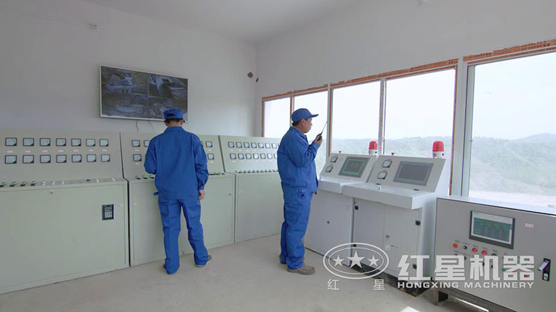 紅星技術工程師在現(xiàn)場調試設備 紅星技術工程師在現(xiàn)場調試設備