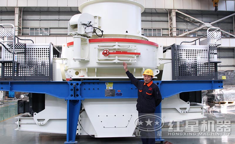 車間師傅在為考察的用戶講解HVI制砂機(jī) 車間師傅在為考察的用戶講解HVI制砂機(jī)