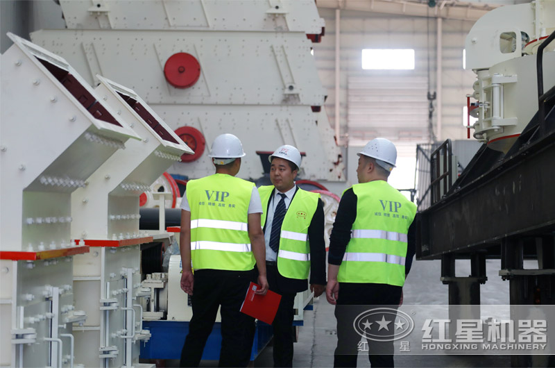 用戶來(lái)廠考察細(xì)碎打砂機(jī) 用戶來(lái)廠考察細(xì)碎打砂機(jī)