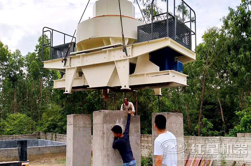 固定式制砂機(jī)安裝現(xiàn)場 固定式制砂機(jī)安裝現(xiàn)場