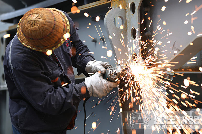 車間師傅在認真進行焊接工作中 車間師傅在認真進行焊接工作中