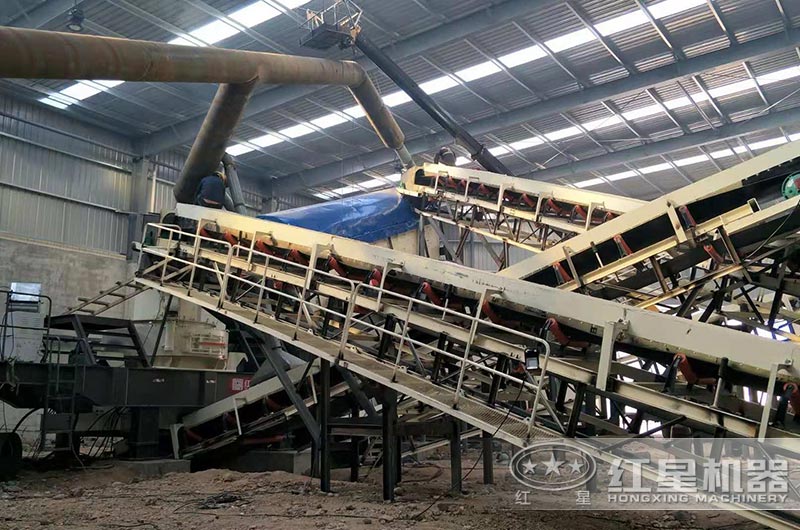 濟(jì)源花崗巖移動(dòng)制砂生產(chǎn)現(xiàn)場(chǎng)