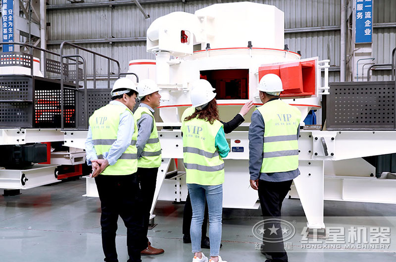 用戶到廠參觀，近距離考察制沙機(jī)設(shè)備