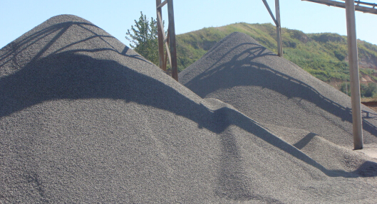 時產(chǎn)50噸對輥式制砂機工作視頻放送，多角度了解設備生產(chǎn)