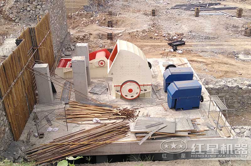 重錘式破碎機生產現(xiàn)場 重錘式破碎機生產現(xiàn)場