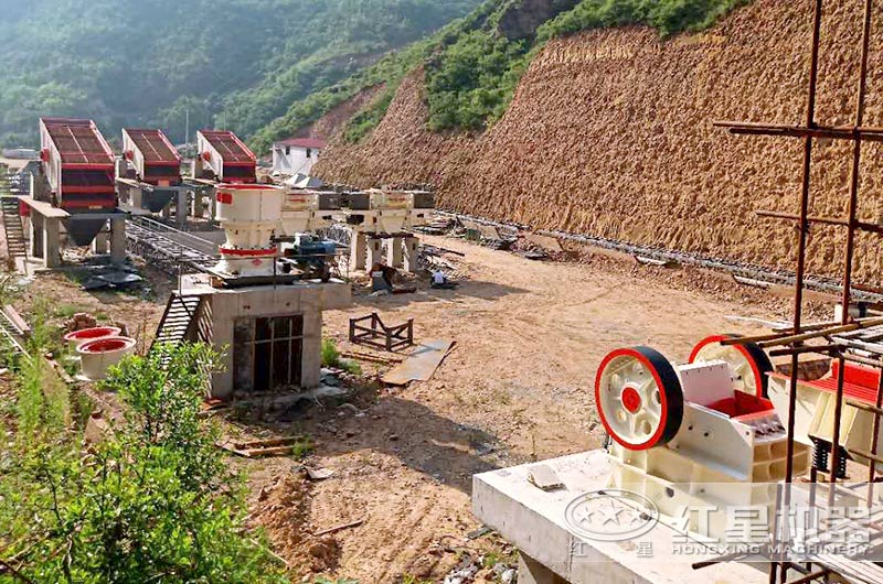 沙廠生產(chǎn)線安裝安裝中，石料粉碎設(shè)備有鄂破、圓錐破和制砂機(jī)