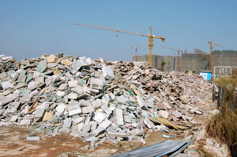 拆遷房子的廢料不要亂扔！試試用移動破碎機(jī)資源再利用