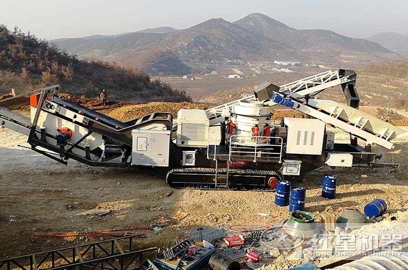 移動式圓錐破碎機現(xiàn)場實拍，整機作業(yè)，抵一條生產(chǎn)線