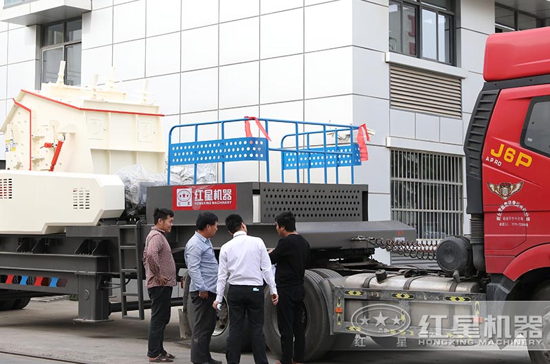 紅星客戶來(lái)廠實(shí)地考察移動(dòng)制沙機(jī) 紅星客戶來(lái)廠實(shí)地考察移動(dòng)制沙機(jī)