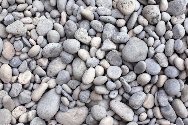 我國(guó)卵石資源豐富，破碎成砂用途廣