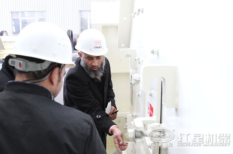 用戶來廠,實(shí)地考察反擊破設(shè)備 用戶來廠,實(shí)地考察反擊破設(shè)備