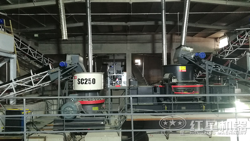 鵝卵石制成沙子用對(duì)輥制沙機(jī)還是沖擊制砂機(jī)，哪個(gè)好用