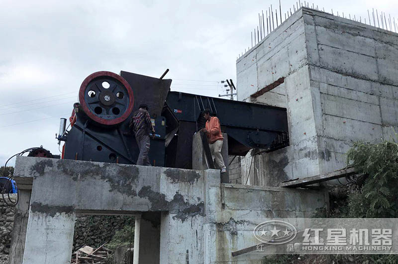 大型鱷式碎石機(jī)設(shè)備不同、型號(hào)不同、報(bào)價(jià)不同